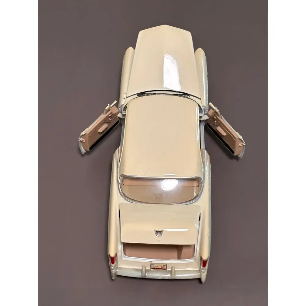Original Maisto Special Edition 1:18 Die Cast 1956 Chrysler 300B White